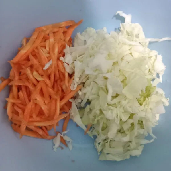 Siapkan sayuran wortel dan kubis yang telah dirajang.