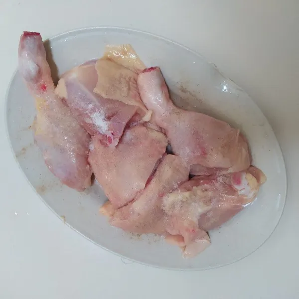 Marinasi ayam dengan garam dan lada bubuk