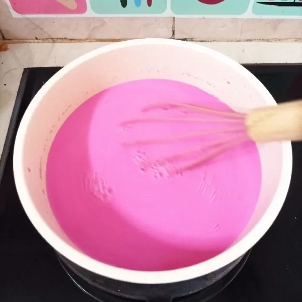 Masak bahan puding hingga mendidih.