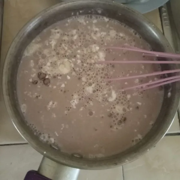 Siapkan panci, tuang susu coklat bubuk, air, vanila ekstrak, krimer bubuk, gula pasir, tepung maizena. Aduk hingga rata pake whisk.