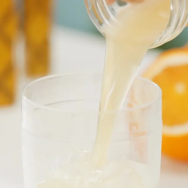 Masukkan daun mint, es batu dan Buavita Peach ke dalam shaker. Shake hingga tercampur rata.