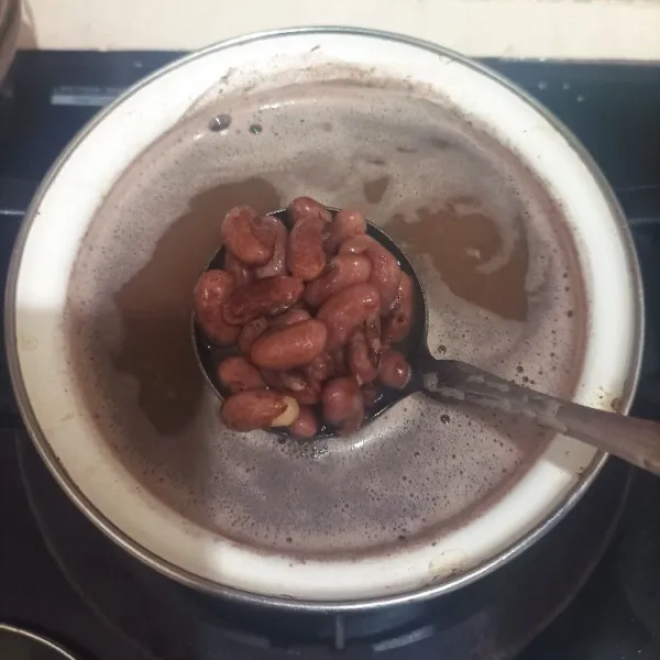 Didihkan air lalu masukkan kacang merah, masak hingga setengah empuk.