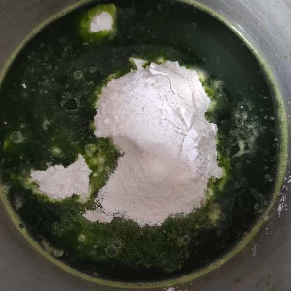 Masukan tepung beras dan nutrijel kedalam wadah yang berisi air daun pandan, aduk hingga larut