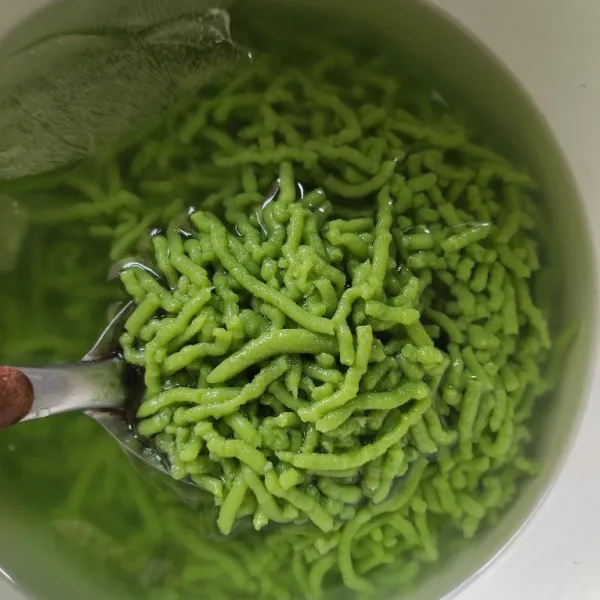 Cendol siap dihidangkan bersama santan dan gula merah