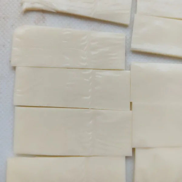 Potong 1 lembar keju slice menjadi 12 bagian