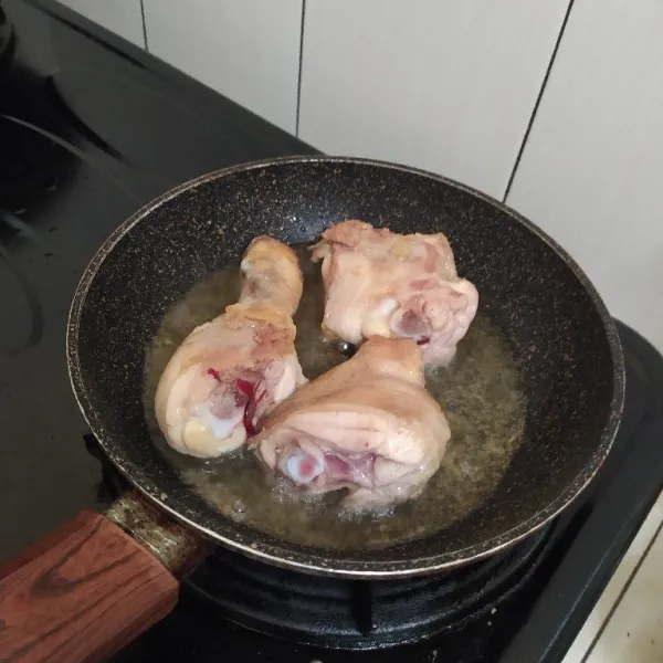 Goreng ayam, cukup hingga ayam berkulit