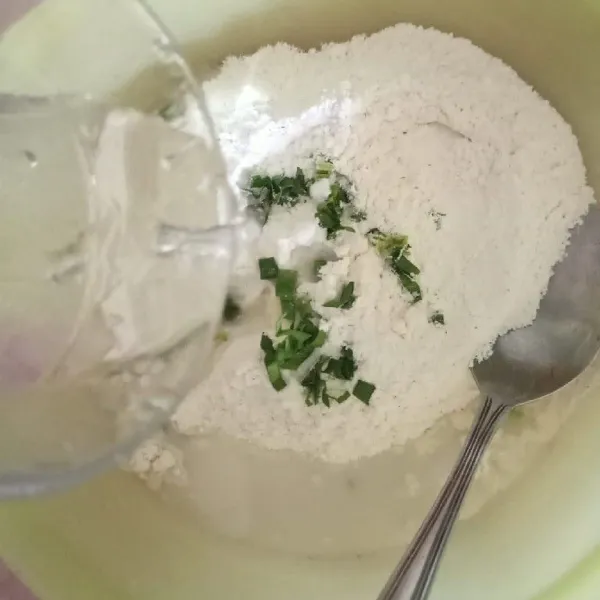 Tuang air secukupnya hingga tekstur sesuai yang diinginkan lalu aduk hingga merata