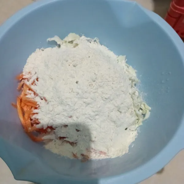 Masukkan tepung bakwan dan terigu, garam serta penyedap rasa.