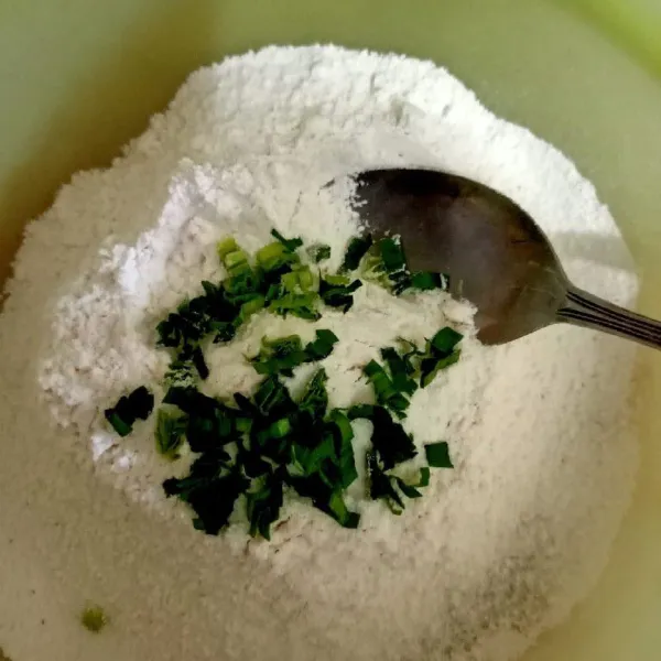 Masukkan irisan daun pandan dan sejumput garam