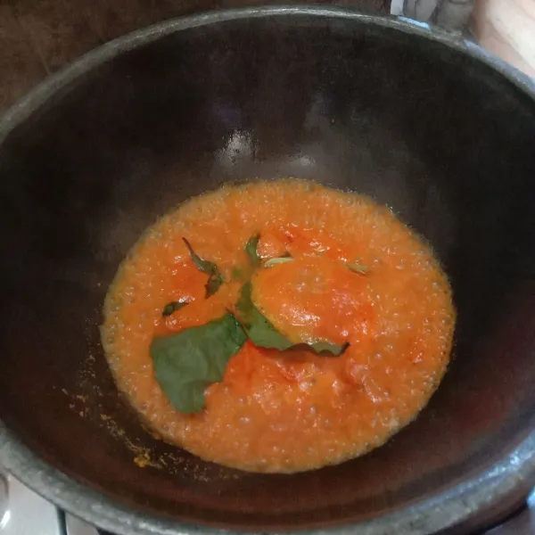Panaskan minyak, lalu tumis bumbu halus, tambahkan daun salam dan sereh, masak sampai keluar minyak