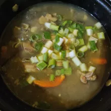 Masukkan daun bawang, aduk rata, kemudian matikan api.