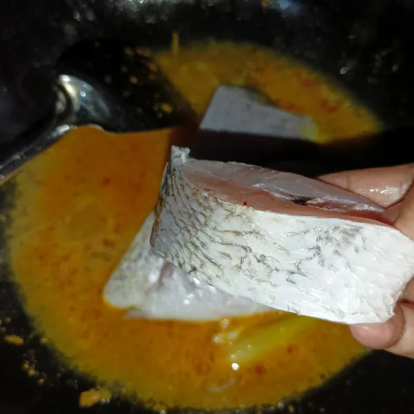 Masukkan ikan kakap dan bumbui dengan garam, lada bubuk, gula pasir dan kaldu jamur.