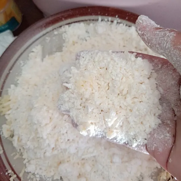 Parut keju dan ambil 100 gram tepung ke dalam keju. Ratakan. (Agar hasil keju tidak pecah /hancur saat di mixer)