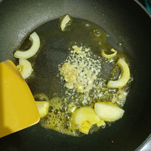 Lelehkan margarine, tumis bawang bombay dan bawang putih hingga harum.