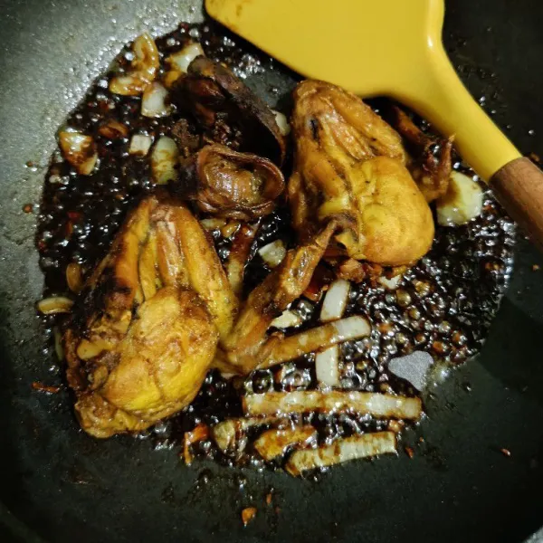 Masukkan ayam dan ati ampela goreng, siram-siram dengan sausnya hingga saus meresap dan terbalur ke ayam dan ati ampela.
