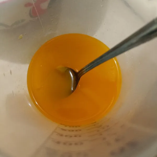Peras jeruk peras ke dalam wadah, sisihkan.