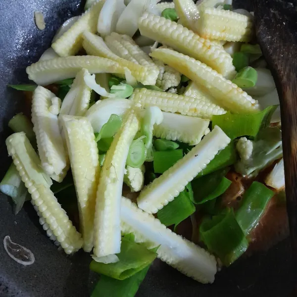 Masukkan kembang kol,  jagung muda, daun bawang, petai, bawang bombay, aduk rata dan masak hingga sayuran setengah matang saja dan sajikan!