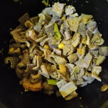 Masukkan babat, aduk hingga tercampur rata dengan bumbu.