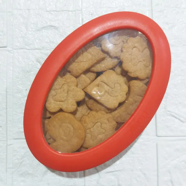 Tata Cookies Gula Aren di dalam toples cantik dan siap dibawa sebagai hantaran saat hari raya