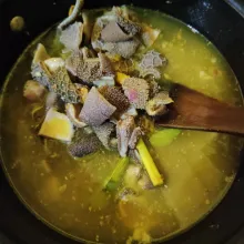 Masukkan air, masak hingga mendidih.