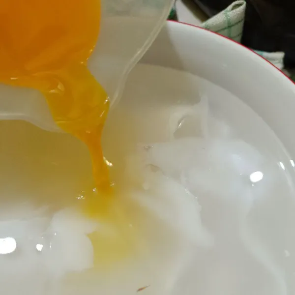 Tuang perasan jeruk ke dalam wadah air kelapa, tambahkan simpel syrup, aduk rata.