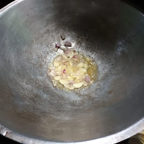 Panaskan minyak, lalu tumis bawang putih dan bawang merah sampai harum.