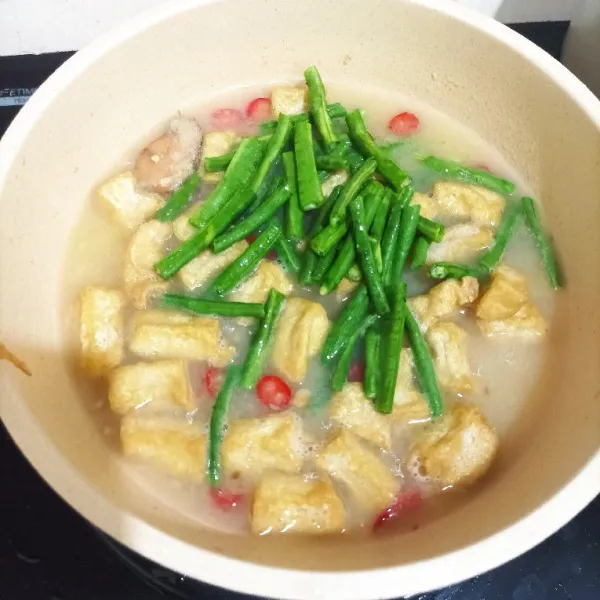 Kemudian, masukkan kacang panjang. Masak hingga matang.