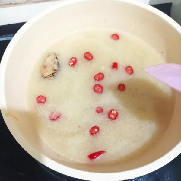 Tumis bumbu halus dan lengkuas hingga harum. Tuang air dan tambahkan irisan cabe merah, garam, gula, kaldu bubuk, dan lada.