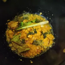 Tumis bumbu halus dan bumbu aromatik hingga harum dan matang.