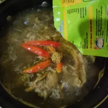 Masukkan cabe, bumbu soto, kaldu bubuk, garam, dan gula pasir. Aduk hingga tercampur rata, masak hingga babat empuk, tes rasa.