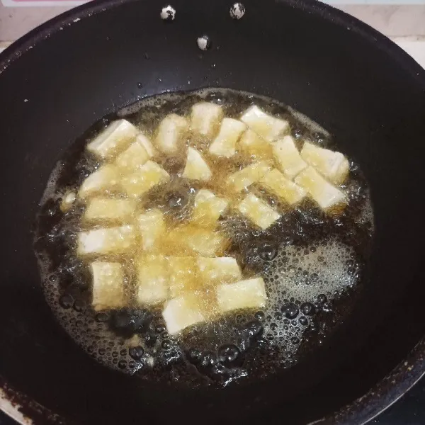 Goreng tahu hingga setengah matang.