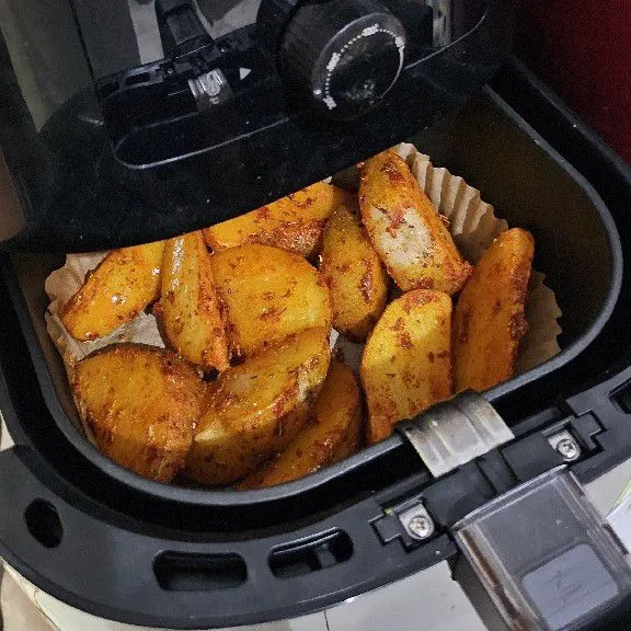 Panaskan air fryer selama 5 menit, kemudian masukkan kentang. Panggang selama 10 menit dengan suhu 160°C hingga matang dan set. Bolak-balikkan potato wedges agar matang lebih merata.