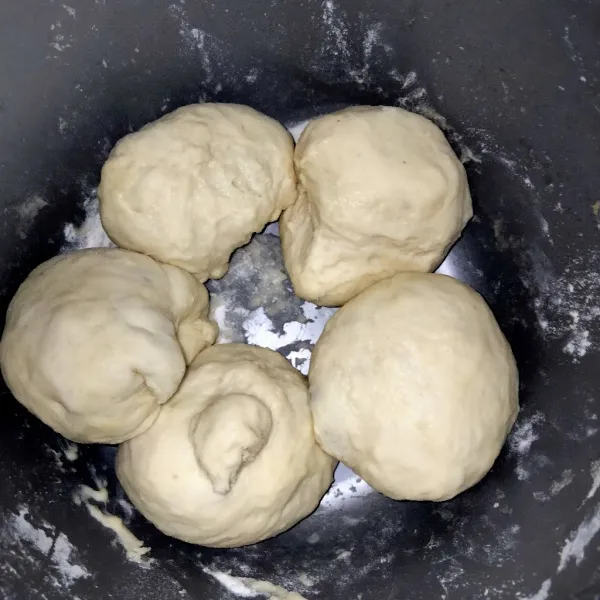 Bagi adonan menjadi 5 bagian