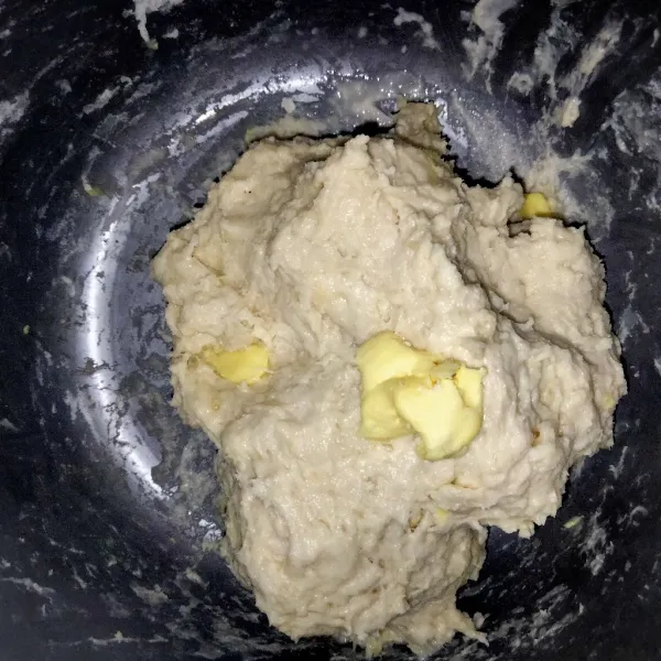 Masukkan margarin lalu uleni hingga kalis elastis