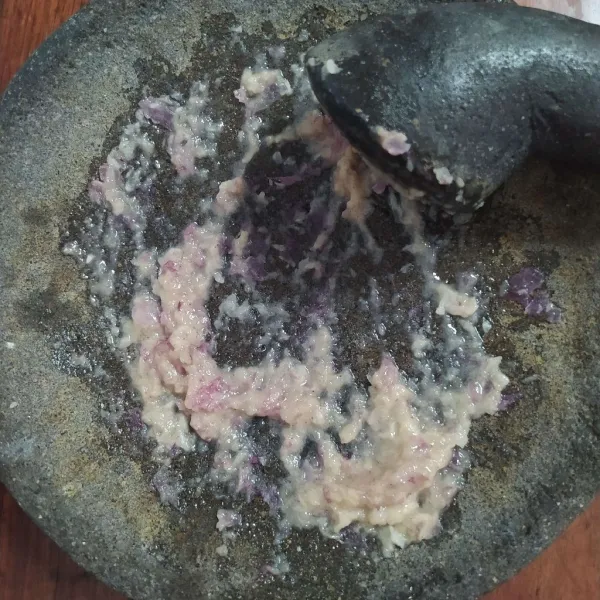Haluskan bawang merah, bawang putih, garam, lada dan kaldu bubuk.