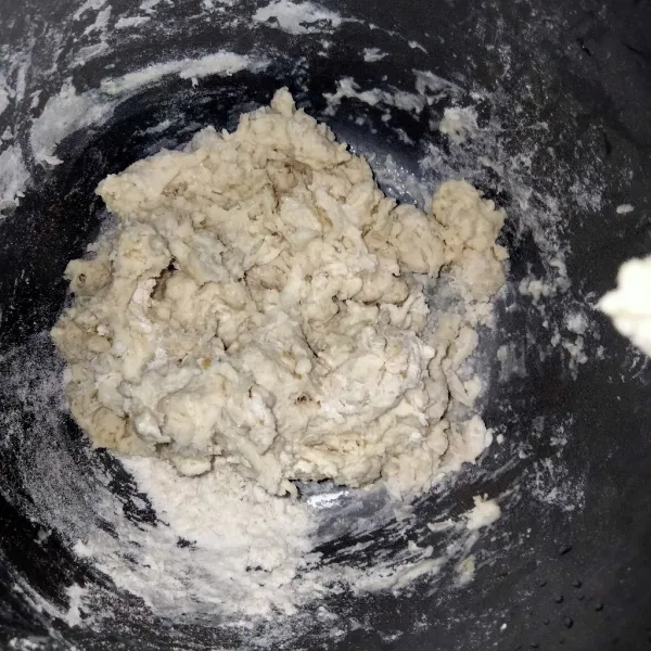 Masukkan air sedikit demi sedikit sambil diuleni hingga setengah kalis
