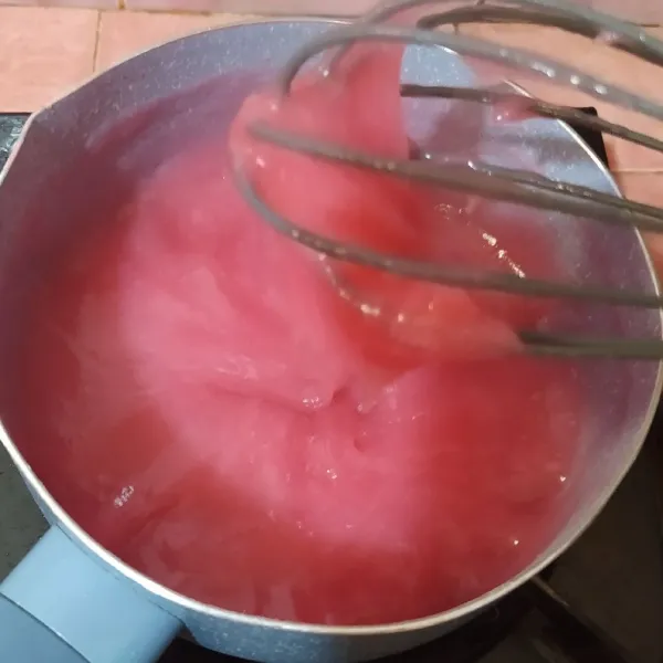 Masak sambil terus diaduk sampai mengental dan meletup-letup.