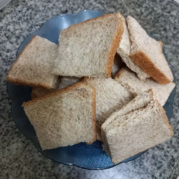 Potong-potong roti tawar gandum