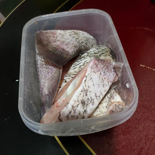 Bersihkan ikan gurame dan marinasi dengan garam dan jeruk nipis