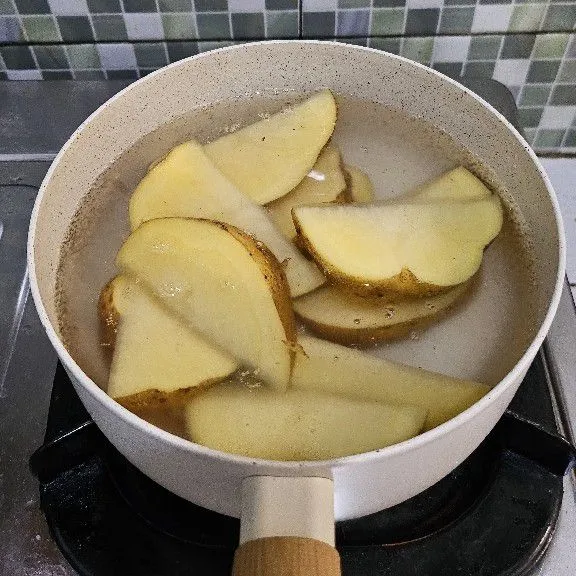Didihkan air, rebus kentang selama 5 menit. Beri sedikit garam agar rasanya tidak terlalu plain.