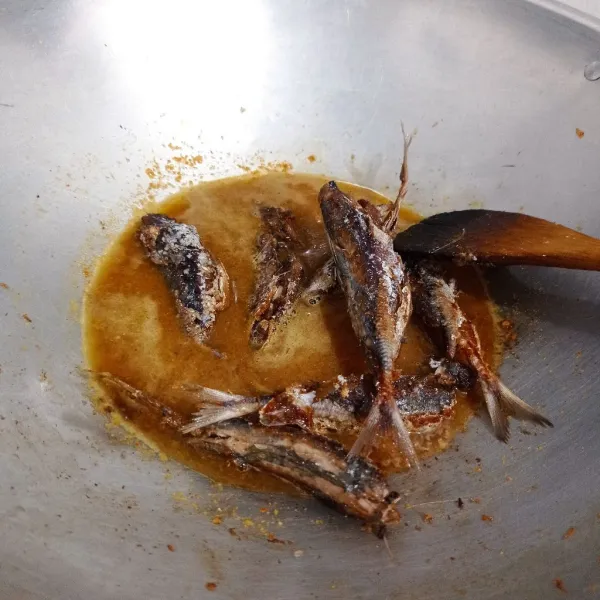Tambahkan air secukupnya, kemudian masukkan ikan salem yang sudah digoreng.
