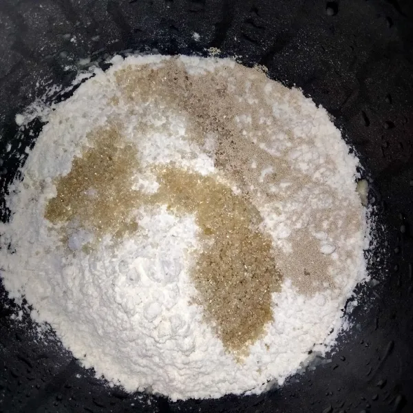 Campurkan tepung terigu, ragi, gula, dan garam