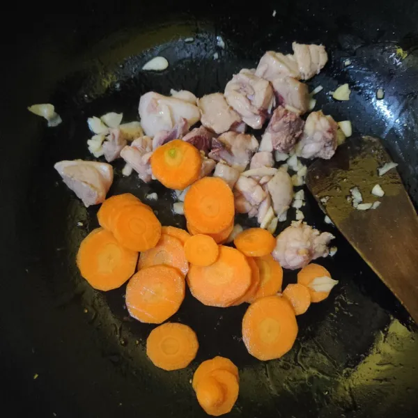Masukkan wortel, tumis hingga layu.