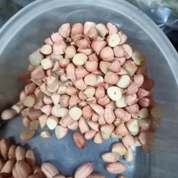 Potong kacang kupas menjadi 2 bagian