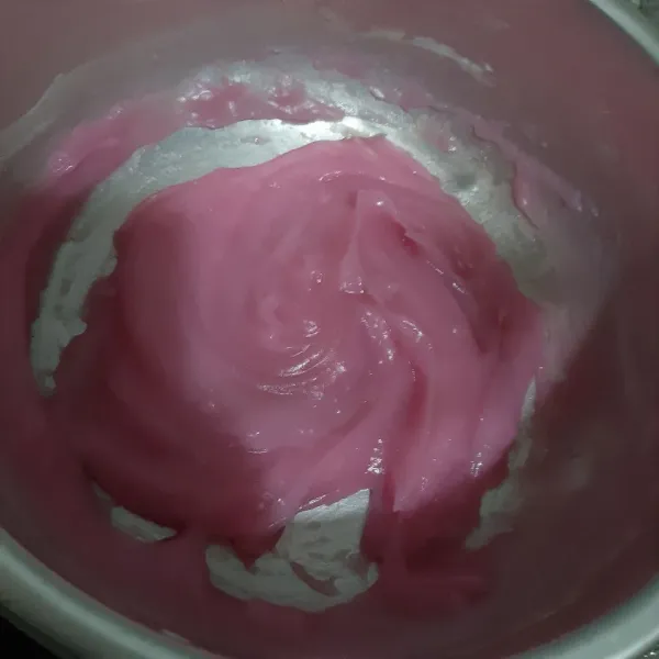 Campur bahan cendol pink jadi satu lalu masak hingga mengental