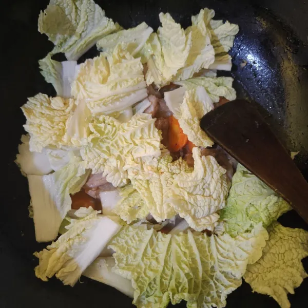 Masukkan sawi putih, aduk rata. Masak hingga layu.