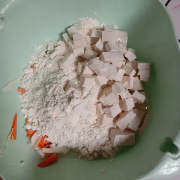 Tambahkan tepung terigu, tahu, garam, kaldu jamur, dan penyedap.