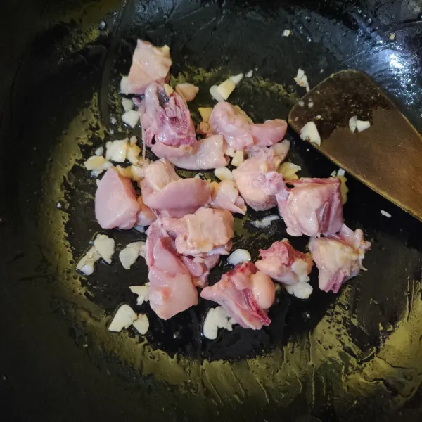Masukkan ayam, tumis hingga berubah warna.