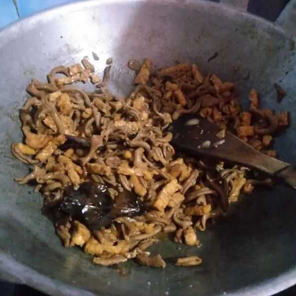 Tuang air masak sampai air surut dan bumbu meresap. Kalo rasanya sudah enak matikan api.