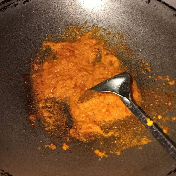 Disisa minyak bekas menggoreng ikan, tumis bumbu halus bersama daun jeruk sampai matang dan wangi.